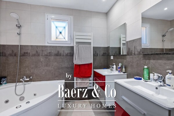 photo 5 Villa with sea view located in Mandelieu