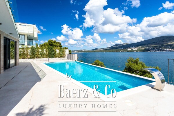 photo 3 Okrug Donji, a beautiful luxury villa in the first row to the sea