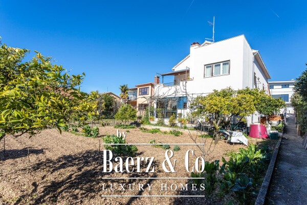 photo 1 Trogir, family house with three apartments near the center