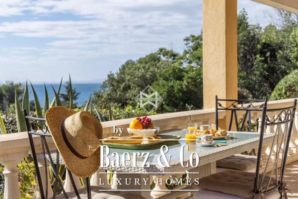 photo 4 Agay, second line facing the sea…