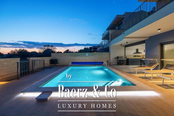 photo 9 Istria, Banjole, semi-detached villa first row to the sea 244 m2 with a view of the Marina