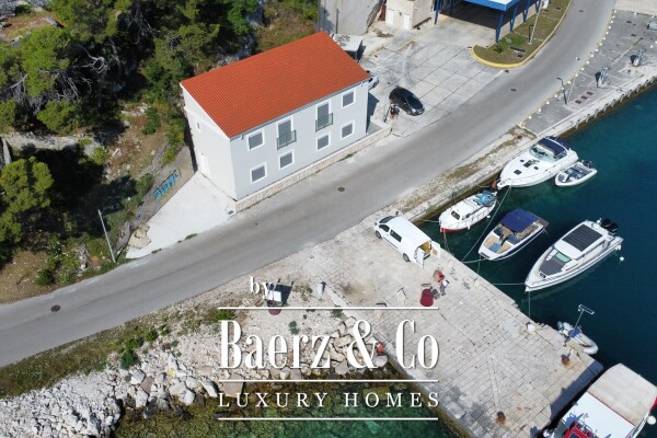photo 1 Brač, Selca – seafront house with apartments and business premises