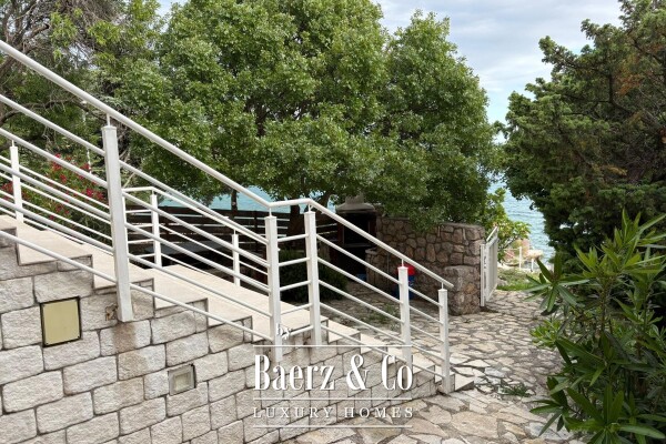 photo 3 Karlobag, Cesarica, House with 6 Apartments, First Row to the Sea