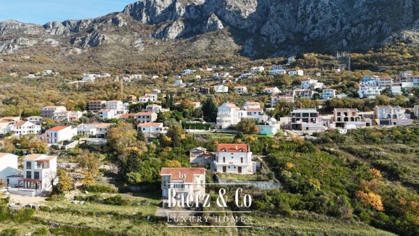 photo 3 House with a Plot in a Premium Location for Renovation