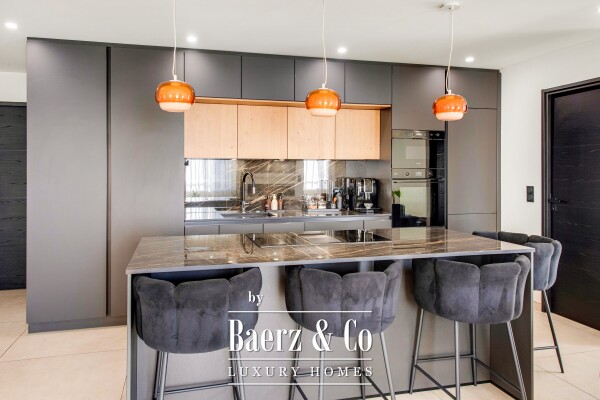 photo 3 Renovated 2-bedroom apartment for sale – Saint-Raphaël city centre – large south-facing terrace – 2 en-suite bedrooms