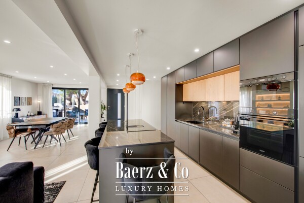 photo 15 Renovated 2-bedroom apartment for sale – Saint-Raphaël city centre – large south-facing terrace – 2 en-suite bedrooms